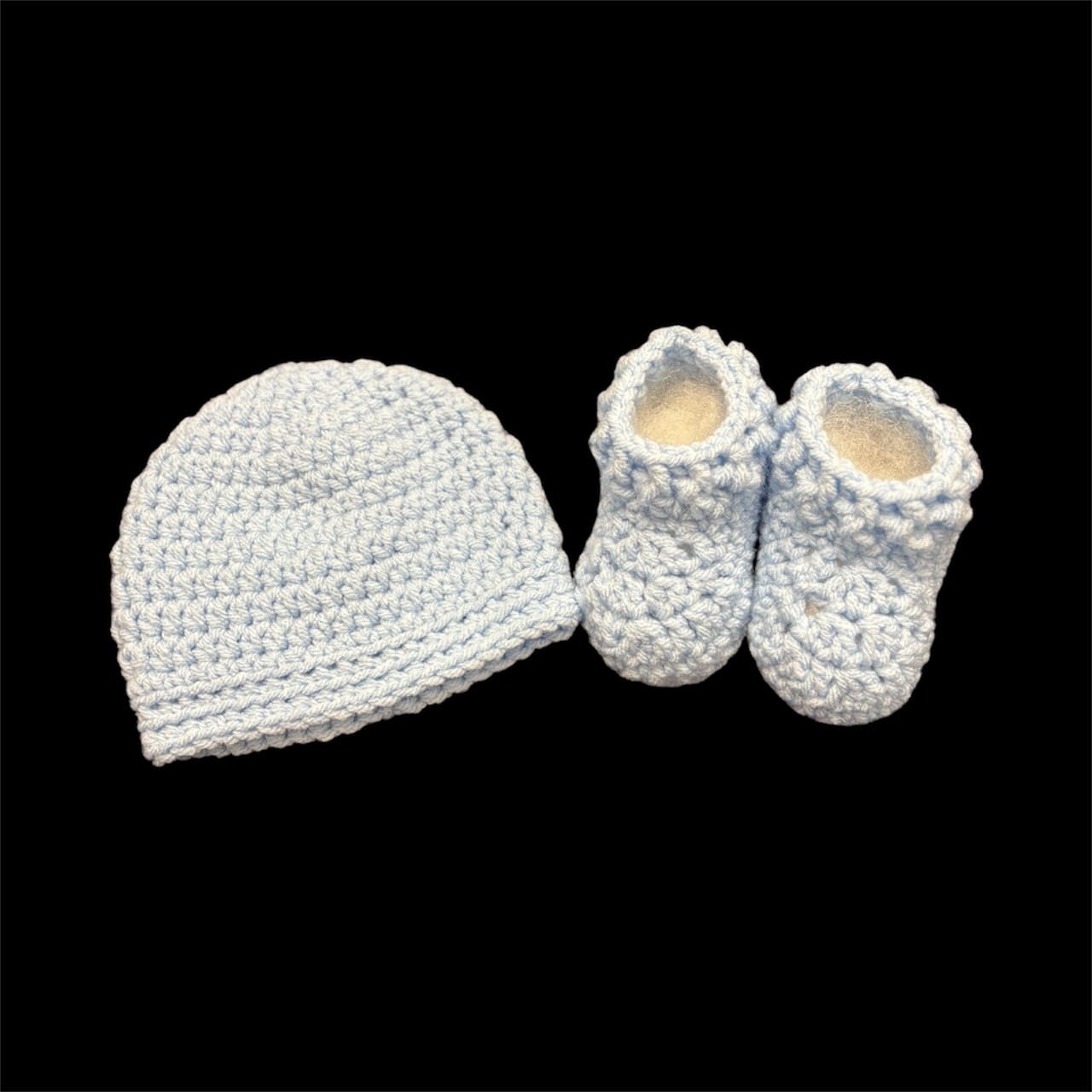 Beautiful white crochet baby set hat and shoes size 0-6 months Beautiful white crochet baby set hat