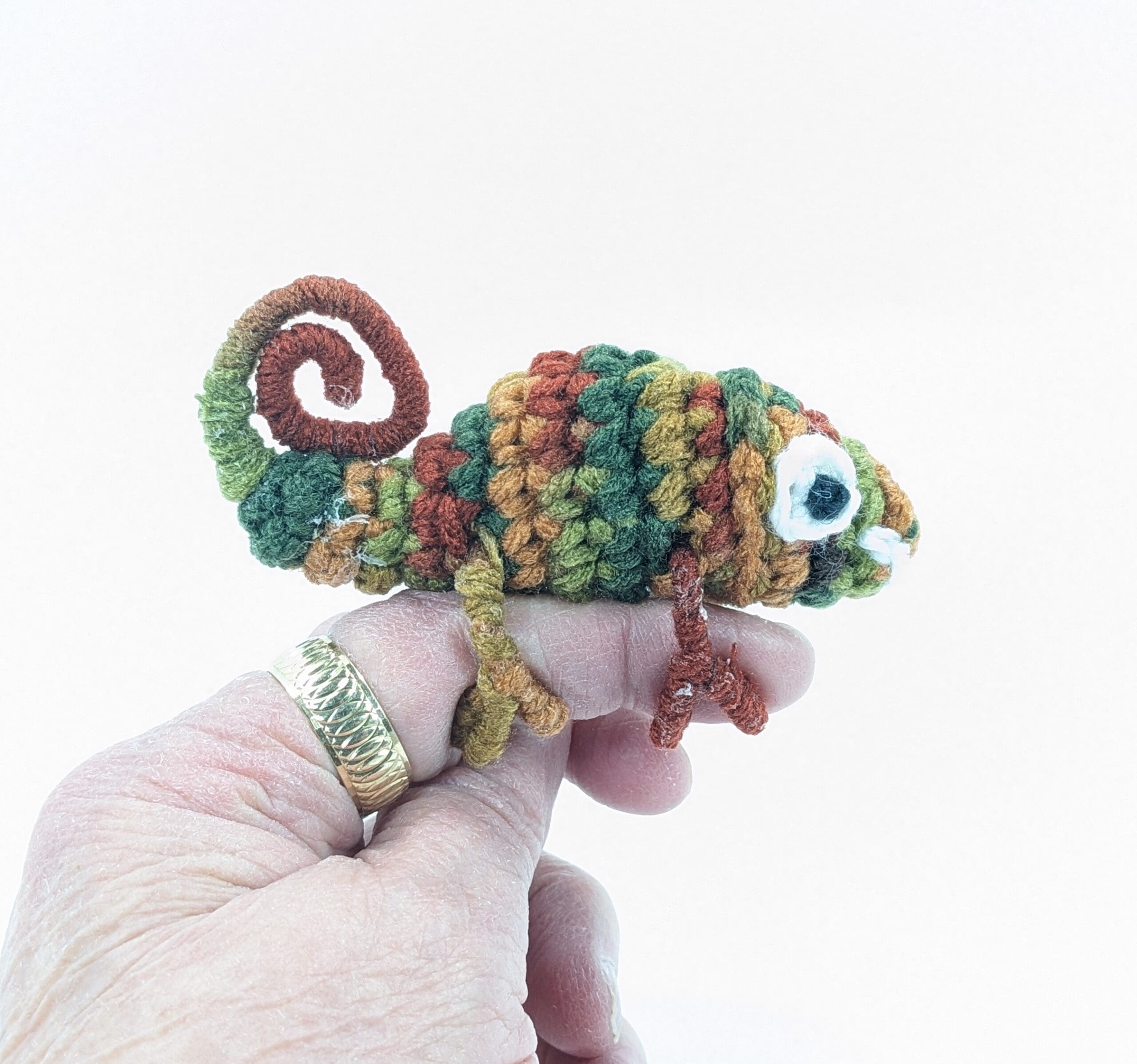 Crochet chameleon finger pet toy Crochet chameleon finger pet toy