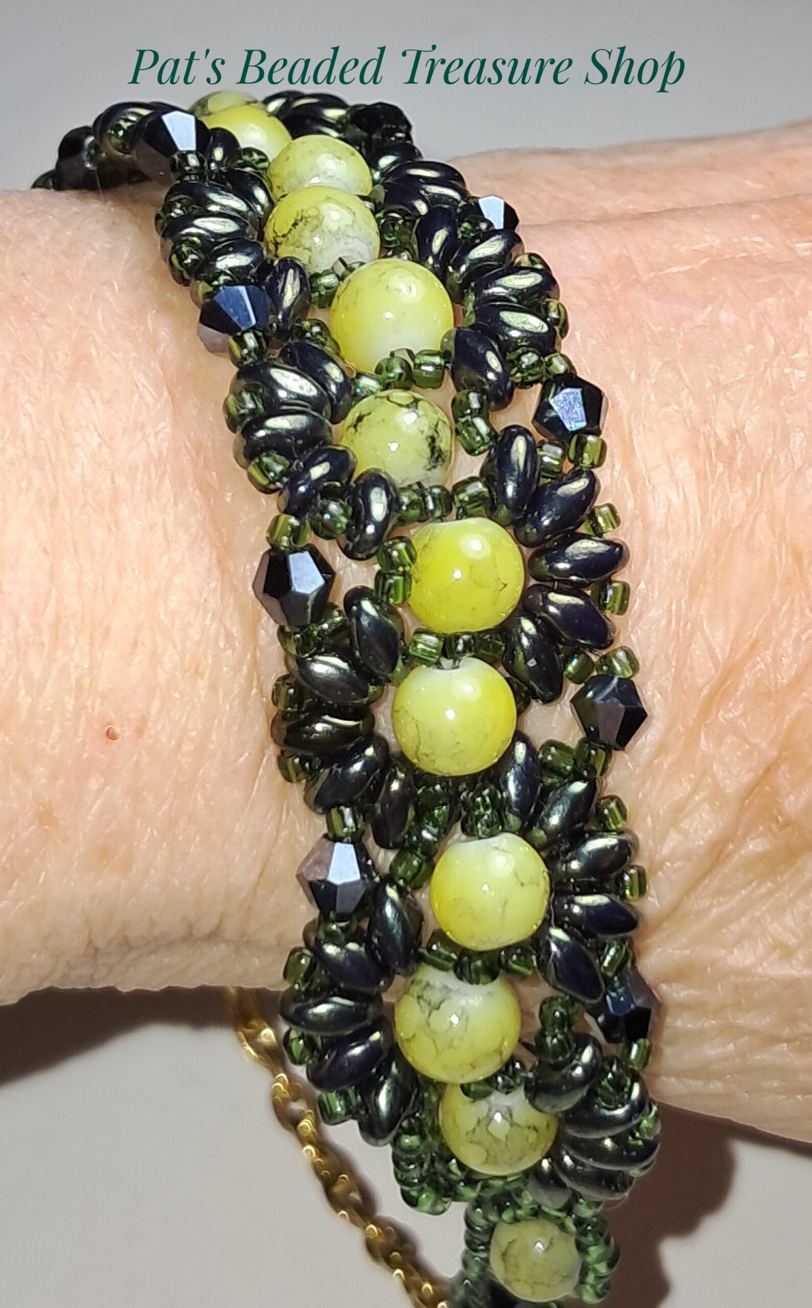 Bold green beaded bracelet with gold chain adjustable Bold green beaded bracelet with gold chain adjustable - image 2