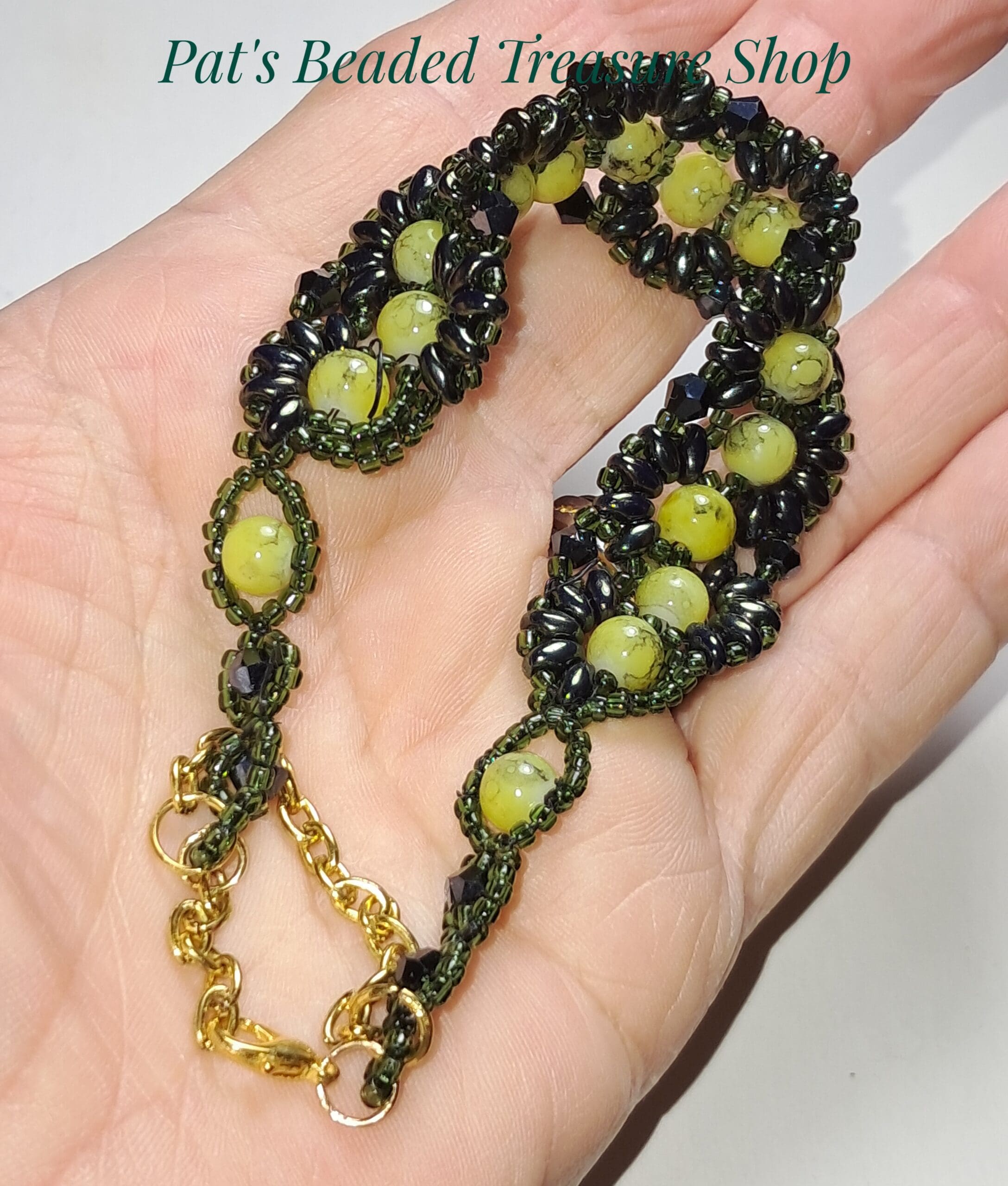 Bold green beaded bracelet with gold chain adjustable Bold green beaded bracelet
