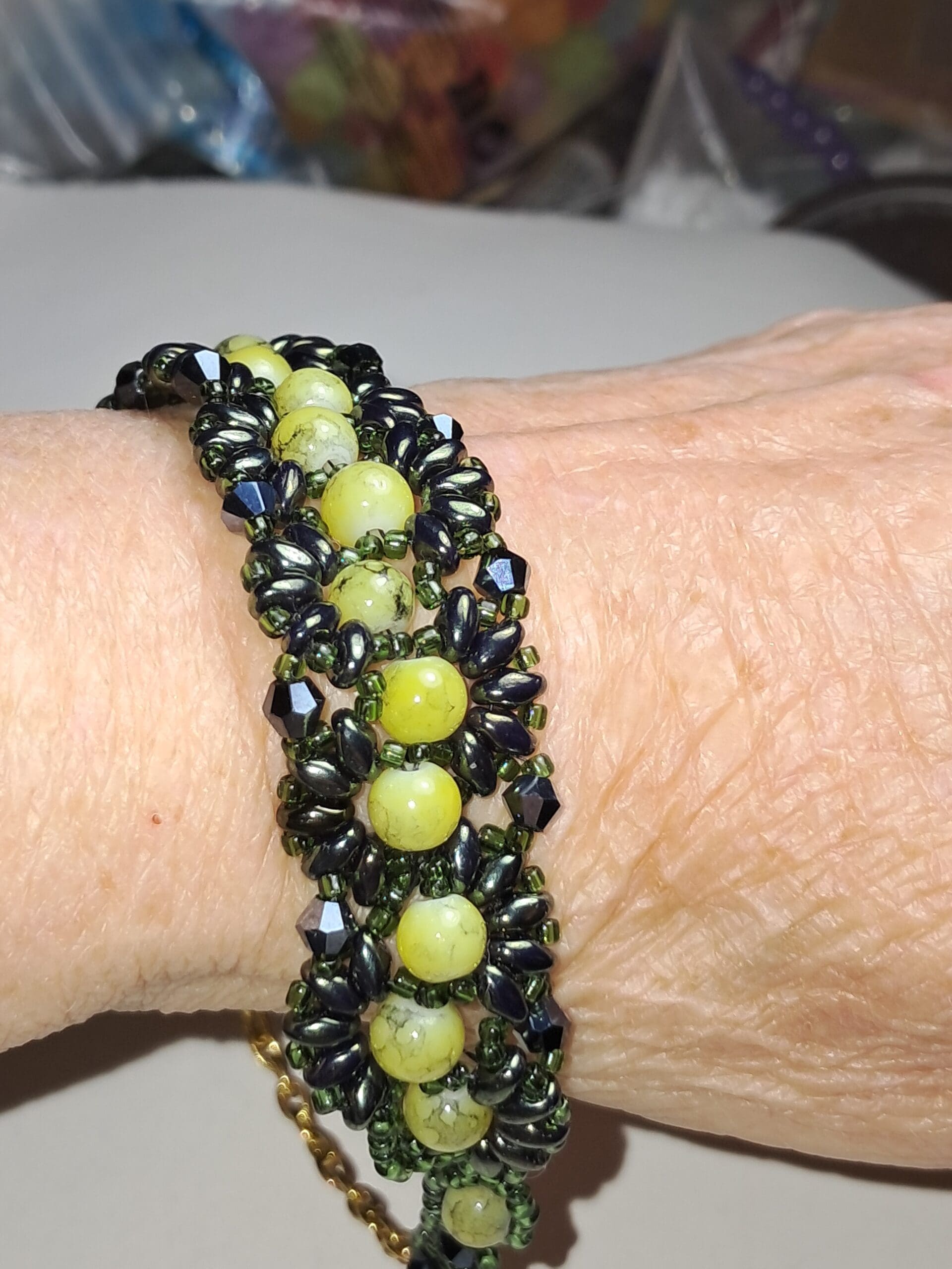 Bold green beaded bracelet with gold chain adjustable Bold green beaded bracelet with gold chain adjustable - image 3