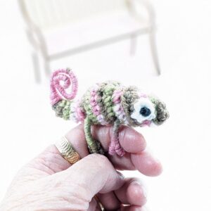 Chameleon Pink-Camo Crochet Finger Pet Toy