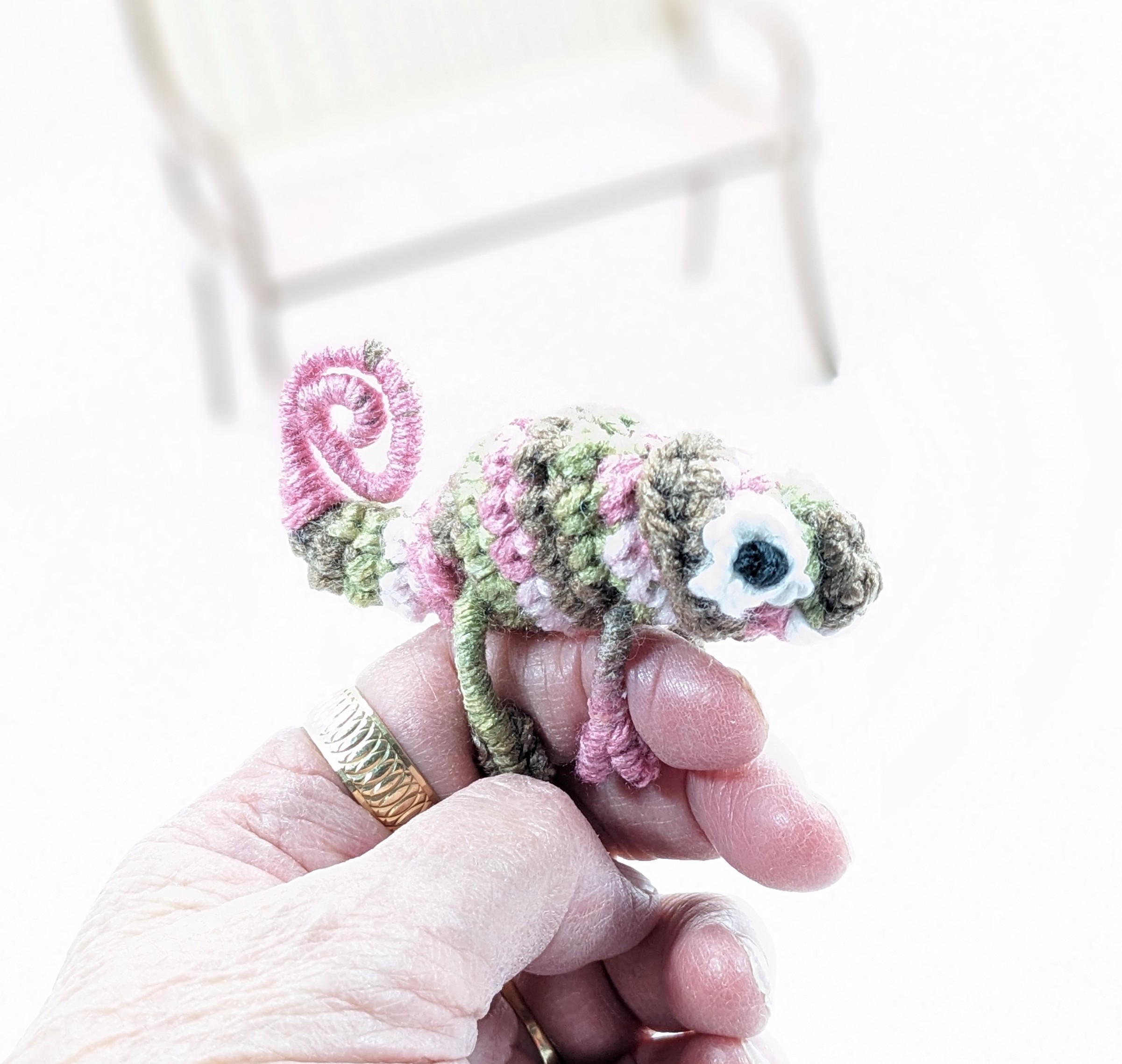 Chameleon pink-camo crochet finger pet toy Chameleon pink-camo crochet finger pet toy