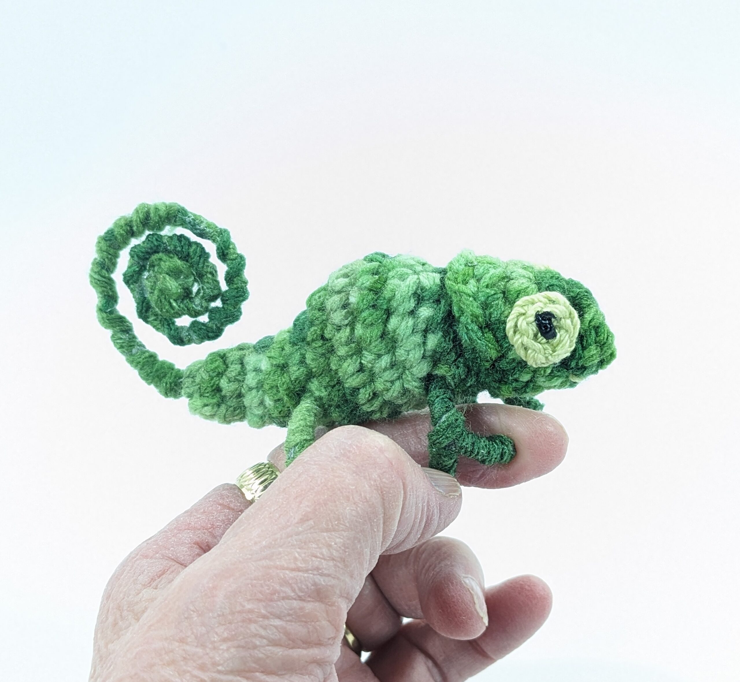 Chameleon green crochet finger pet toy Chameleon green crochet finger pet toy