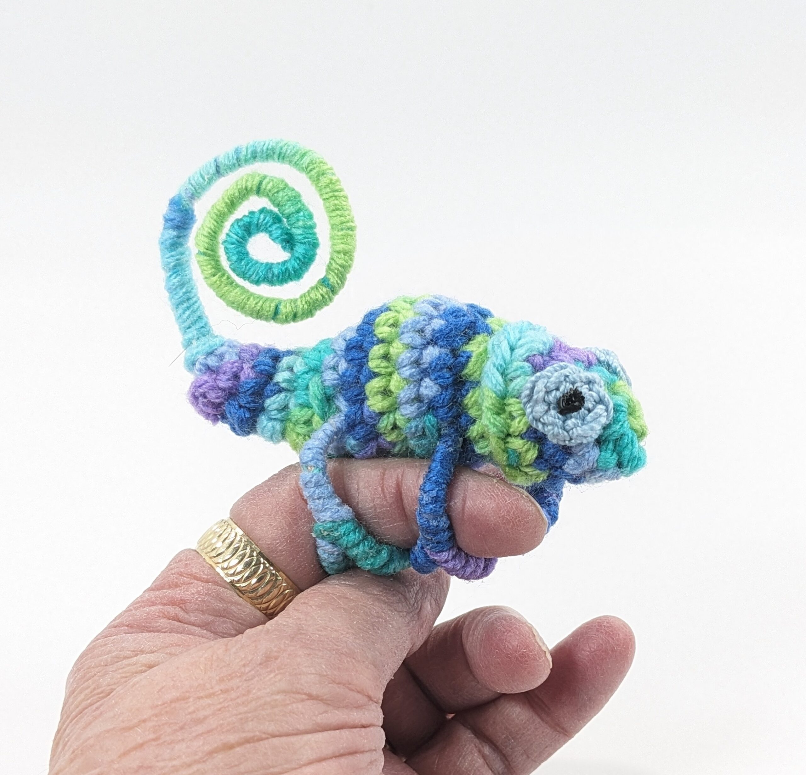 Crochet chameleon blue finger pet toy Crochet chameleon blue finger pet toy