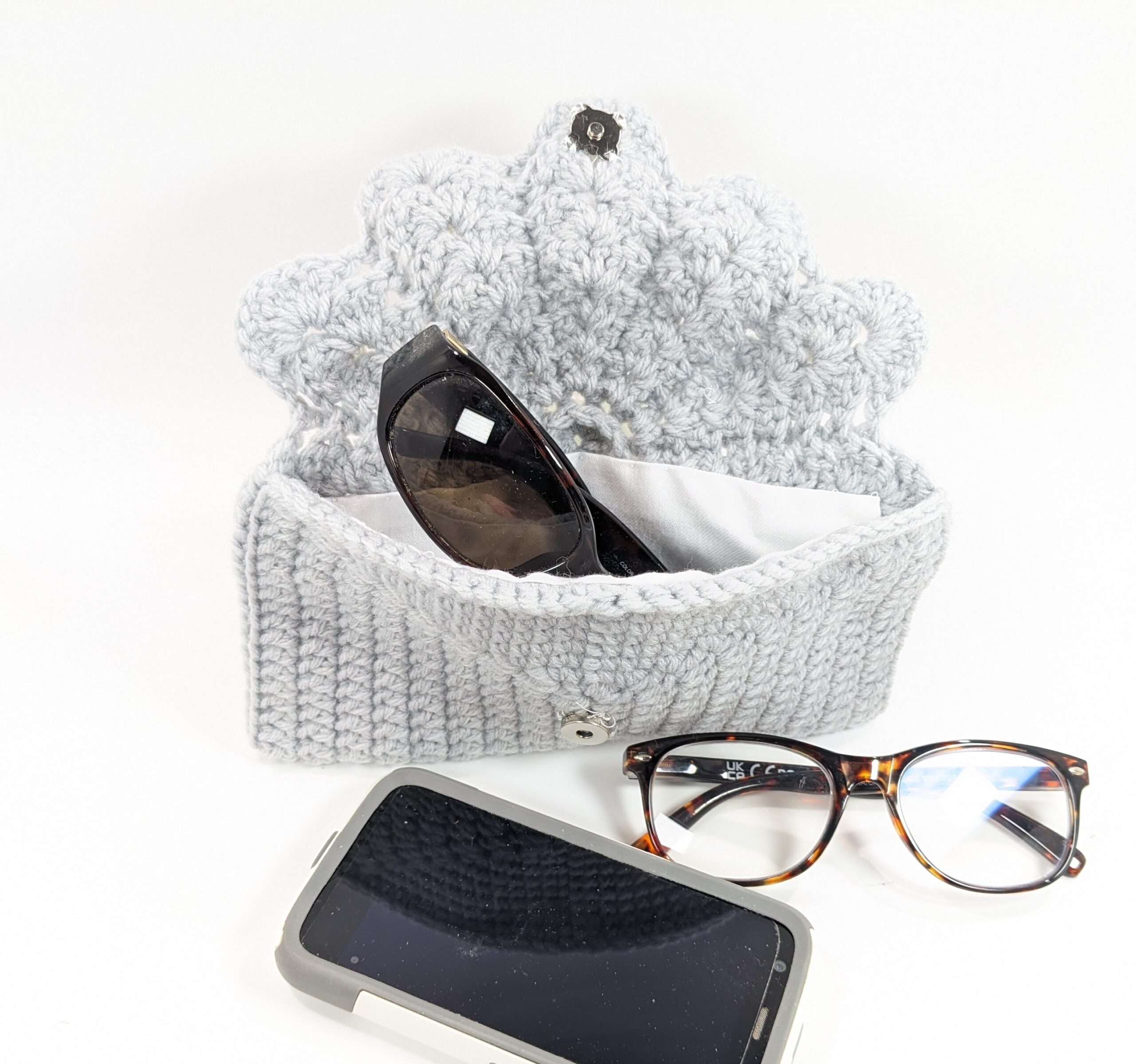 Shell phone & glasses grey crochet case Shell phone & glasses grey crochet case