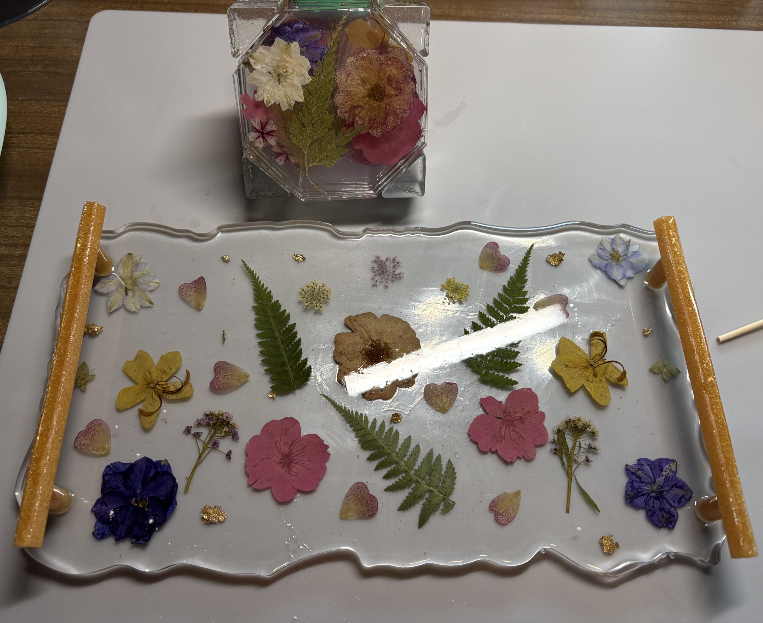 Handcrafted resin serving tray with pressed flowers, matching coaster set and holder, floral coffee table decor Handcrafted resin serving tray with pressed flowers