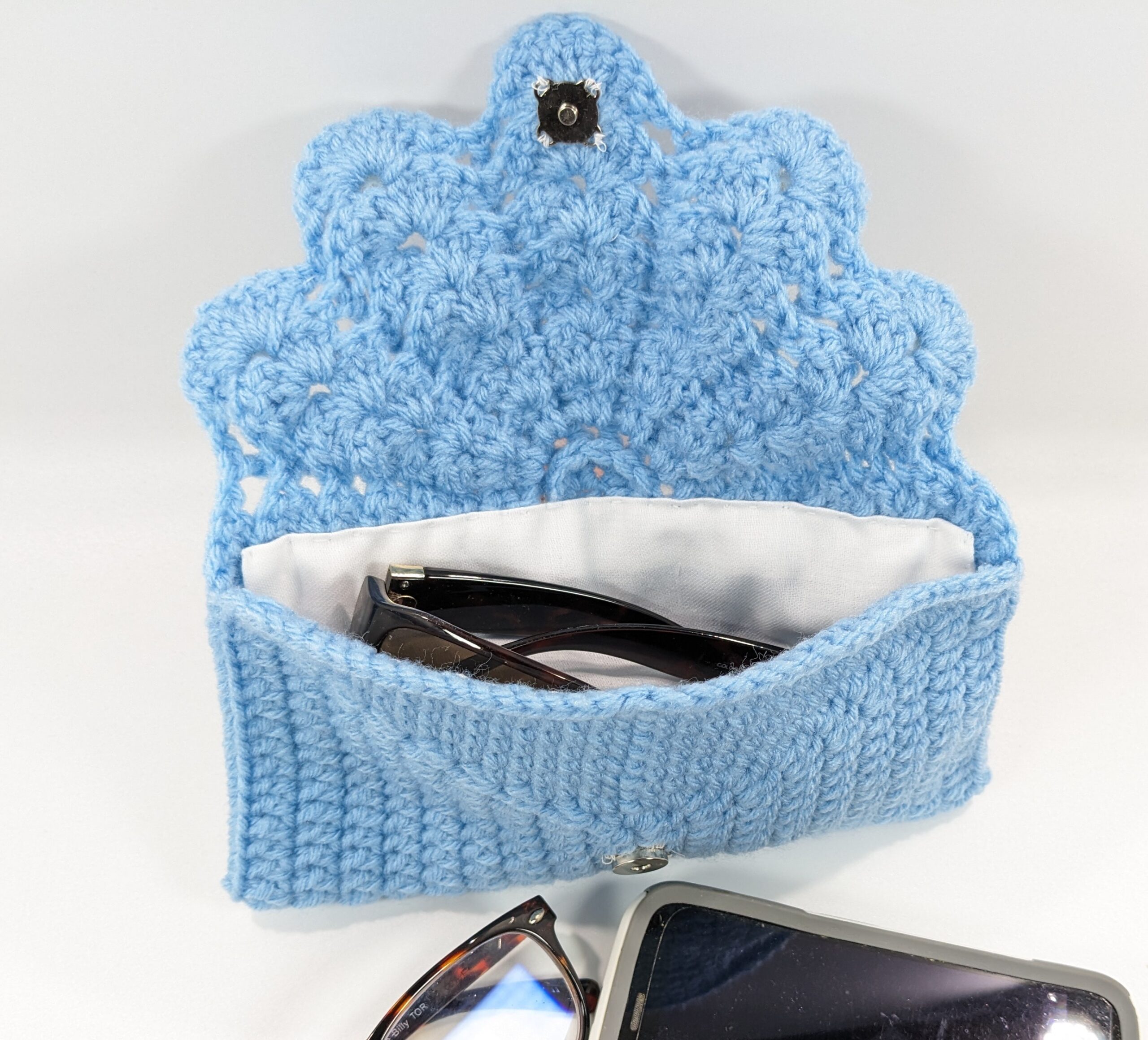 Shell phone & glasses pale blue crochet case Shell phone & glasses pale blue crochet case