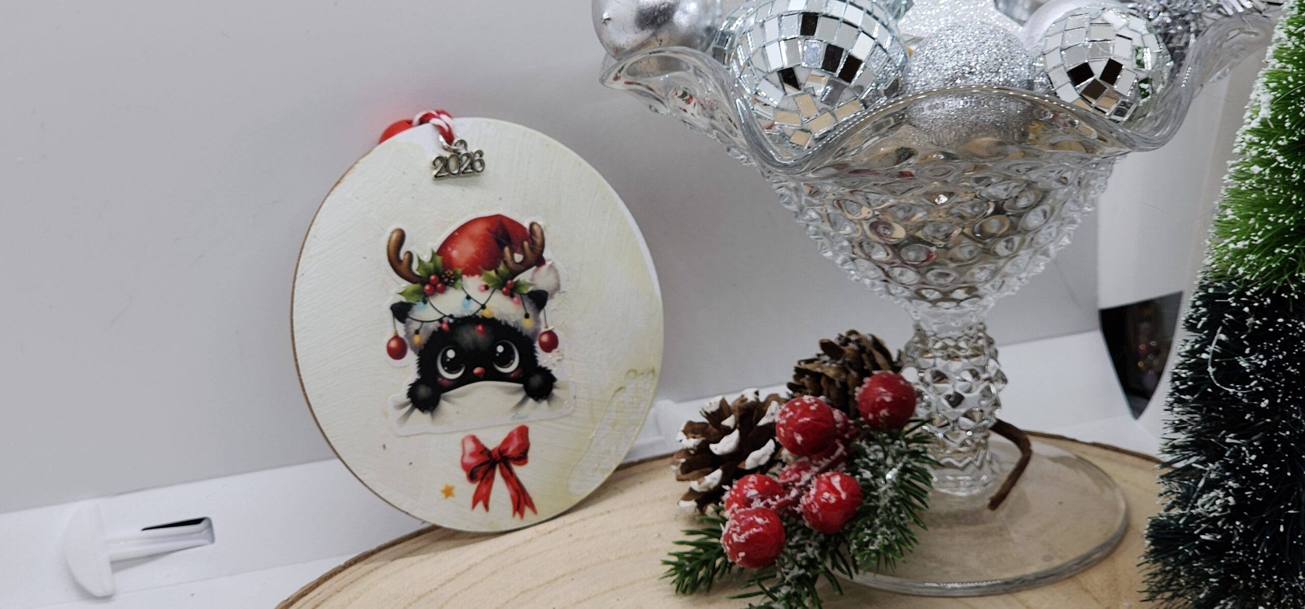 Hand‑made wooden cat ornaments – whimsical black cat in santa hats 🎄 Hand‑made wooden cat ornaments – whimsical black cat in santa hats 🎄