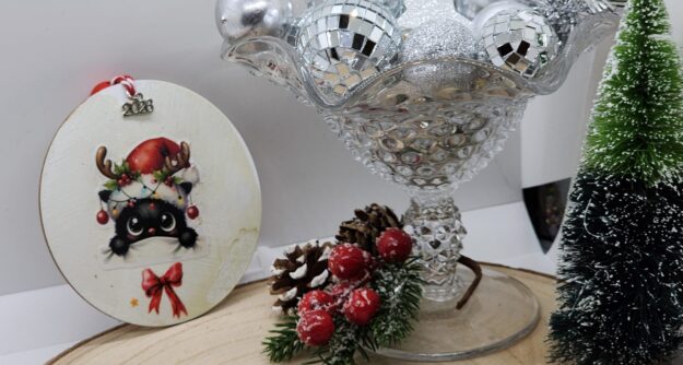 Hand‑made wooden cat ornaments – whimsical black cat in santa hats 🎄 Hand‑made wooden cat ornaments